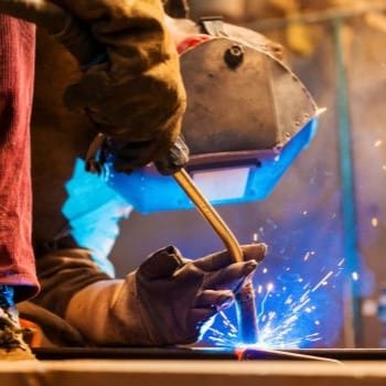 Ouvrier en pleine soudure de pièces en inox